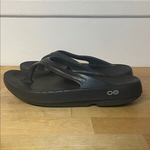 OOFOS Oolala cushioned and supportive black thong flip flops women’s size 6